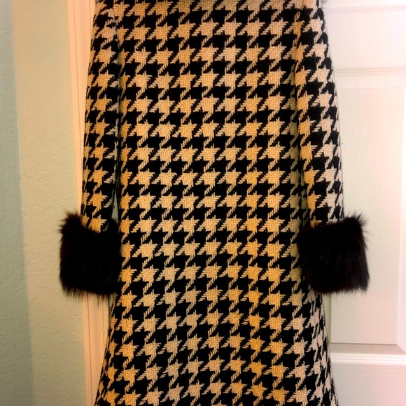 Vintage houndstooth coat with fur collar and cuffs - Picture 3 of 5